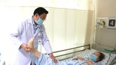 Bác sĩ thăm khám, điều trị cho bệnh nhân bị chấn thương phần mềm