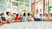 Cô giáo Hồ Lê Hồng Thủy đã thuyết phục được các phụ huynh cho con em mình trở lại lớp học sau vụ sạt lở. Ảnh: NGUYỄN CƯỜNG