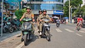 Bảo vệ dân phố phường Nguyễn Thái Bình, quận 1 tuần tra địa bàn. Ảnh: ĐOÀN HIỆP