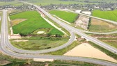 Một nút giao trên cao tốc Lộ Tẻ - Rạch Sỏi. Ảnh: TUẤN QUANG