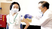 Nhân viên y tế Nhật Bản tiêm chủng vaccine ngừa Covid-19. Ảnh: Getty Images
