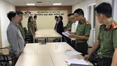 Các bị can nghe đọc lệnh khởi tố