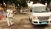 Lực lượng chức năng tiến hành phun thuốc khử khuẩn phương tiện vận chuyển bệnh nhân mắc Covid-19 tại Trung tâm Y tế Chí Linh, Hải Dương
