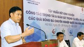 Ông Trần Anh Tú chỉ đạo ở một khóa bồi dưỡng trước thềm mùa bóng 2021. Ảnh: P.NGUYỄN
