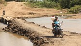 Làm đường tạm để người dân đi lại