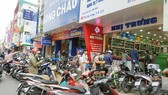 Người dân mua xếp hàng mua thuốc
