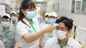 Đo thân nhiệt trước khi tiêm vaccine Covid-19 cho nhân viên Công ty Nidec (Khu công nghệ cao TPHCM). Ảnh: HOÀNG HÙNG