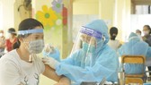 Tiêm vaccine Covid-19 tại Trường THCS Lê Quý Đôn, quận 11, TPHCM. Ảnh: CAO THĂNG