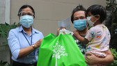 Đại diện TP Thủ Đức (TPHCM) trao quà hỗ trợ người nước ngoài trên địa bàn
