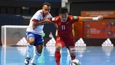 Đội trưởng Văn Vũ trước tình huống áp sát từ cầu thủ Nga tại futsal World Cup 2021