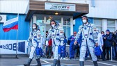 Nữ diễn viên Yulia Peresild (trái), nhà du hành vũ trụ Anton Shkaplerov (giữa) và nam đạo diễn Klim Shipenko (phải) chuẩn bị lên tàu vũ trụ Soyuz MS-19 tại sân bay vũ trụ Baykonur, Kazakhstan ngày 5-10-2021