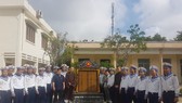 Đại diện Lữ đoàn 146 Trường Sa tiếp nhận bia tưởng niệm 64 liệt sĩ Gạc Ma