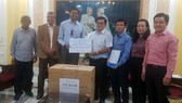 Đại diện Hiệp hội Doanh nghiệp Ấn Độ tại Việt Nam trao bảng tượng trưng số tiền hỗ trợ các tỉnh miền Trung