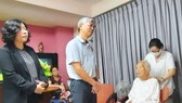Phó Chủ tịch UBND TPHCM Võ Văn Hoan thăm hỏi bà Đỗ Duy Liên