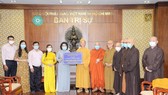 Hòa thượng Thích Trí Quảng, Đệ nhất Phó Pháp chủ Giáo hội Phật giáo Việt Nam, Trưởng Ban Trị sự Giáo hội Phật giáo Việt Nam TPHCM trao bảng tượng trưng số tiền 1 tỷ đồng ủng hộ Quỹ "Phòng chống dịch Covid-19 TPHCM"