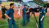 Khối dân quân phường thao tác tháo lắp vũ khí