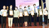Chủ tịch Ủy ban MTTQ Việt Nam TPHCM Tô Thị Bích Châu tiếp nhận ủng hộ của các cá nhân, doanh nghiệp. Ảnh: VIỆT DŨNG