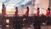 Các nữ xạ thủ tập luyện chuyên môn tại trường bắn. Ảnh: NGUYỄN ANH