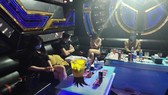 Bắt quả tang 10 nam nữ "bay lắc" trong quán Karaoke.