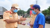 Lực lượng chức năng kiểm soát việc ra vào tỉnh Bình Phước.