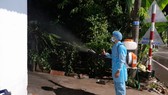 Lực lượng chức năng phun khử khuẩn tại huyện Đồng Phú.