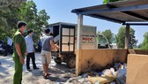 Bắt quả tang hai đối tượng đổ thực phẩm thối rữa ra môi trường