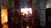 Huy động hàng chục xe chữa cháy dập lửa xuyên đêm