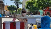 Một bị can tham gia bỏ phiếu bầu tại khu vực bỏ phiếu số 10, Trại tạm giam Công an tỉnh Quảng Nam