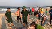 Lực lượng chức năng cùng người dân tiến hành sơ cứu cho nạn nhân.