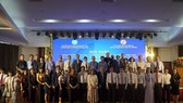 Các đại biểu tham gia hội nghị tăng cường hợp tác và triển khai chương trình viện trợ phi chính phủ nước ngoài (NGO) tỉnh Quảng Trị chụp hình lưu niệm