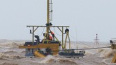 Các thuyền viên phải bám trụ ở khu vực ống khói của tàu Vietship 01 chìm ở khu vực biển cảng Cửa Việt