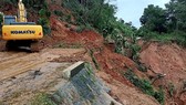 Trực thăng tiếp cận vùng bị cô lập ở Quảng Trị, đưa 2 người bị thương nặng ra ngoài