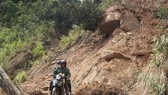 Dùng thuốc nổ phá khối đá hơn 30 tấn nằm cheo leo vách núi bên đường