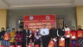 Thứ trưởng Bộ NN-PTNT Lê Minh Hoan thăm hỏi, tặng quà cho các hộ gia đình có hoàn cảnh khó khăn trên địa bàn tỉnh Quảng Trị
