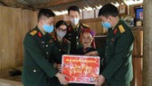 Trao tặng quà cho các hộ gia đình có hoàn cảnh đặc biệt khó khăn trong chương trình “Xuân biên giới thắm tình quân dân”.
