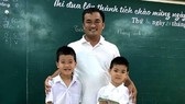 Hai học sinh lớp 1 trả lại gần 30 triệu đồng cho người đánh rơi