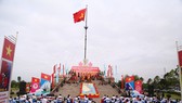 Lá cờ đỏ sao vàng được kéo lên trong không khí trang nghiêm tại Khu Di tích Lịch sử Quốc gia đặc biệt Đôi bờ Hiền Lương - Bến Hải