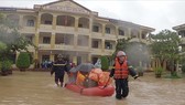 Giải cứu hàng trăm học sinh mắc kẹt trong ngôi trường bị nước lũ bủa vây