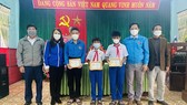 Cứu người bị đuối nước, 3 học sinh được trao tặng huy hiệu “Tuổi Trẻ dũng cảm”