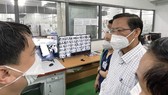Chủ tịch UBND TPHCM Phan Văn Mãi thăm Trung tâm Hồi sức BV Trung ương Huế đặt tại BV Dã chiến số 14. Ảnh: HOÀNG HÙNG