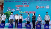 Chương trình trao tặng hơn 1.000 phần quà và 55 suất học bổng cho trẻ em tại quận 10. Ảnh: GIAO LINH