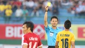 Trọng tài Sato Ryuji rút thẻ vàng với cầu thủ Thanh Hóa tại V-League 2014. Ảnh: QUANG LIÊM