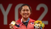 Đô cử Hidilyn Diaz đã trở thành VĐV đầu tiên mang HCV Olympic về cho Philippines. Ảnh: CNN