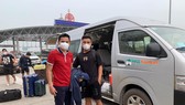 Hồ Thanh Minh chụp hình kỷ niệm với HLV Kiatisak. Ảnh: FBNV