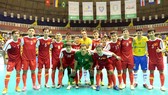 Tuyển futsal Việt Nam chụp hình với huyền thoại futsal Falcao khi sang Brazil tham dự giải giao hữu cuối năm 2014