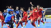 Niềm vui của các cầu thủ futsal Việt Nam sau khi giành vé tham dự Futsal World Cup 2016. Ảnh: ANH TRẦN
