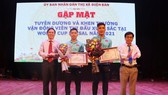 Hồ Văn Ý và Văn Hiếu nhận bằng khen của Chủ tịch Ủy ban Nhân dân tỉnh Quảng Nam. Ảnh: QUỐC