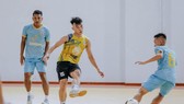 Sanvinest Khánh Hòa thi đấu giao hữu với Zetbit Sài Gòn. Ảnh: MINH TRÍ