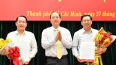 Phó Bí thư Thành ủy TPHCM Nguyễn Hồ Hải trao Quyết định cho 2 đồng chí Kiều Ngọc Vũ và Trần Hữu Phước. Ảnh: VIỆT DŨNG