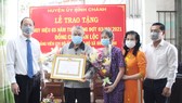 Trao Huy hiệu Đảng cho đảng viên cao tuổi Đảng